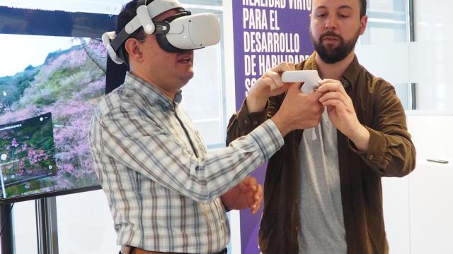 Un voluntario probando las gafas de realidad virtual para personas con Asperger, acompañado del psicólogo Héctor Redondo. Foto: Julio Miravalls.