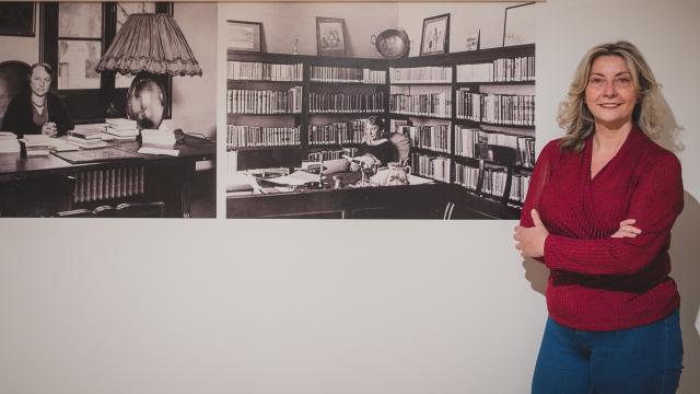 Margarita Márquez, comisaria de la exposición, junto a dos fotos de María de Maeztu.
