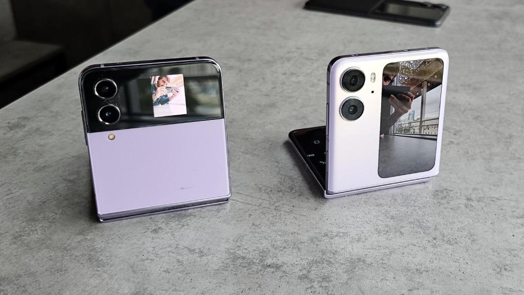El Samsung Galaxy Z Flip 4 y el OPPO Find N2 Flip (izq. y der)