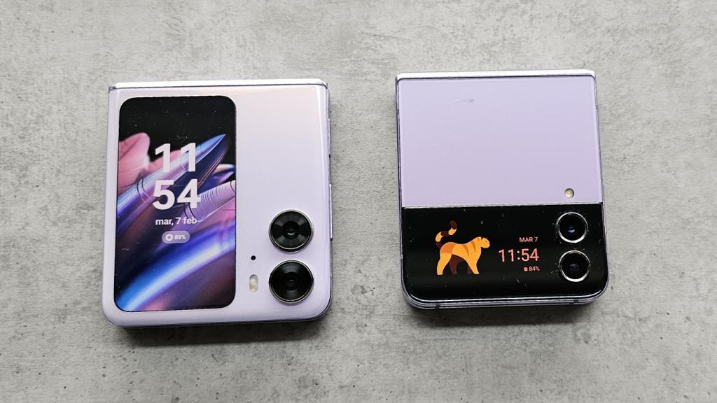 El OPPO Find N2 Flip  y el Samsung Galaxy Z Flip 4 (izq. y der.)