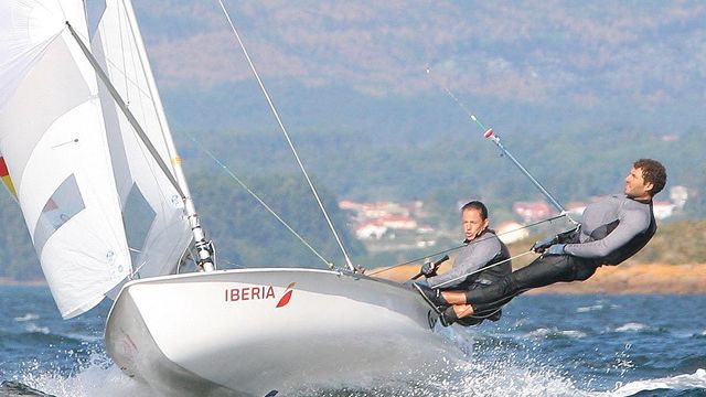 Nico Rodríguez navegando con Silvia Mas en aguas de Vilagarcía