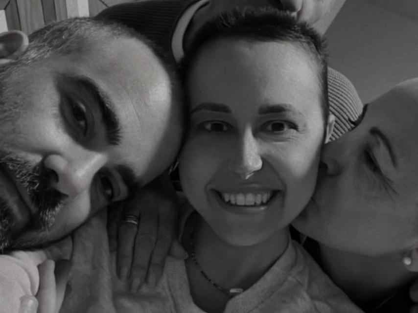 Mariset con su familia durante el tratamiento.