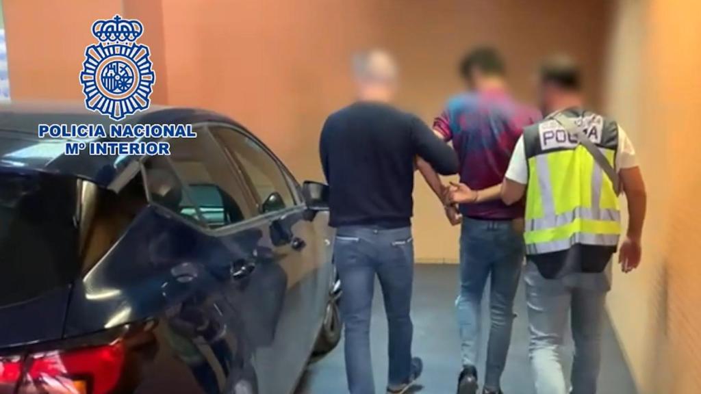 Uno de los detenidos entrando en dependencias policiales.