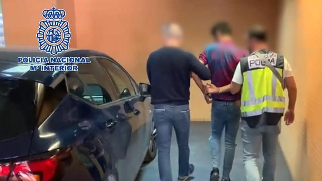 Uno de los detenidos entrando en dependencias policiales.