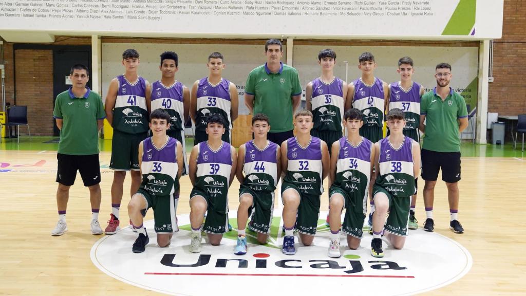 Manolo Bazán, junto al equipo infantil  del Unicaja que competirá en la Minicopa.