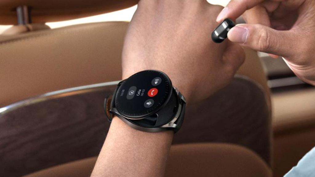 Huawei Watch Buds cogiendo auriculares
