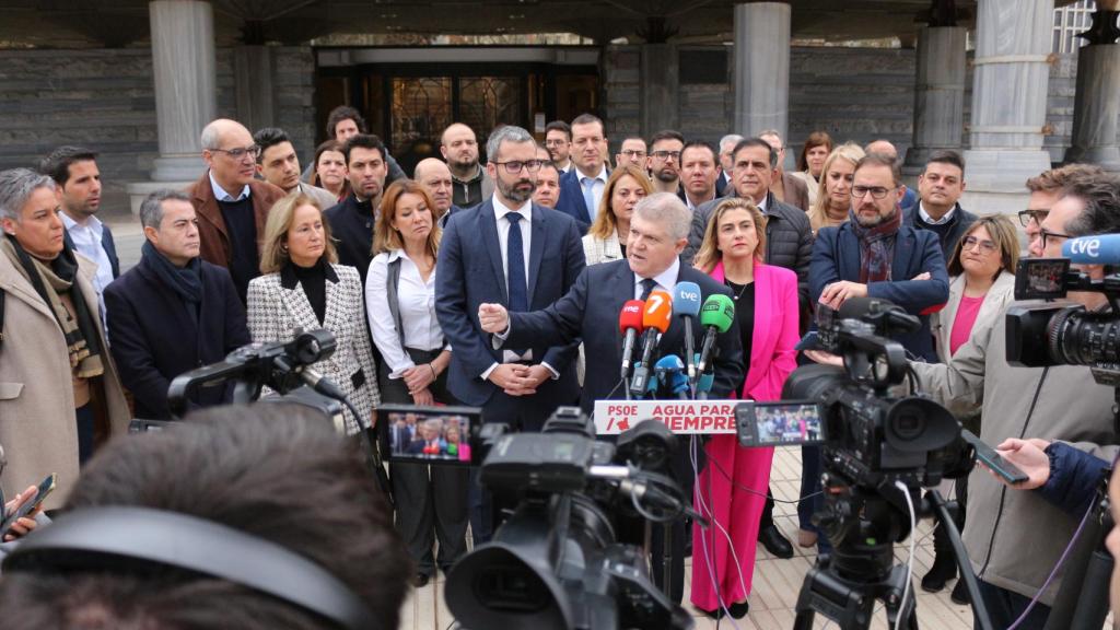 El secretario general del PSOE, José Vélez, este miércoles, en la puerta de la Asamblea Regional donde ha ofrecido una rueda de prensa, con el apoyo de diputados y alcaldes.