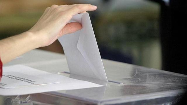 Una persona votando.