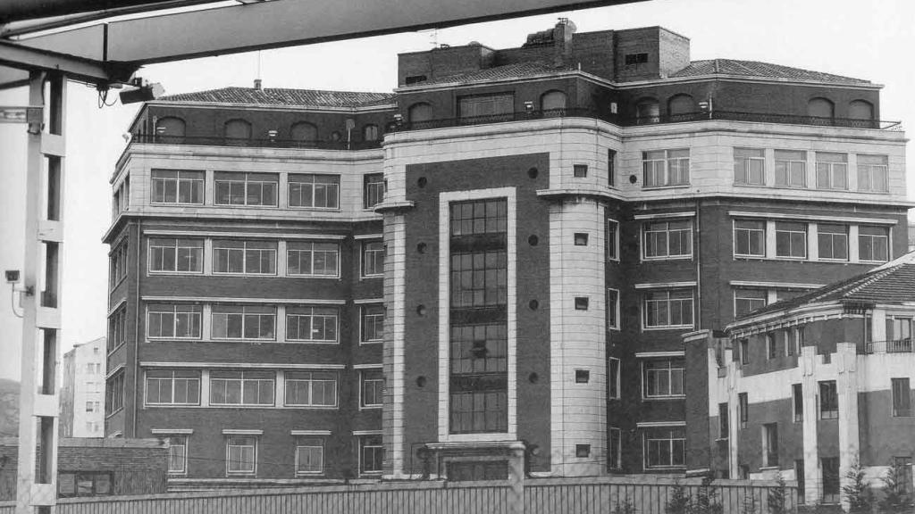 El edificio matriz fue construido en 1909 y destaca por su fachada pintada en rojo y gris, colores que se han mantenido en la remodelación actual.