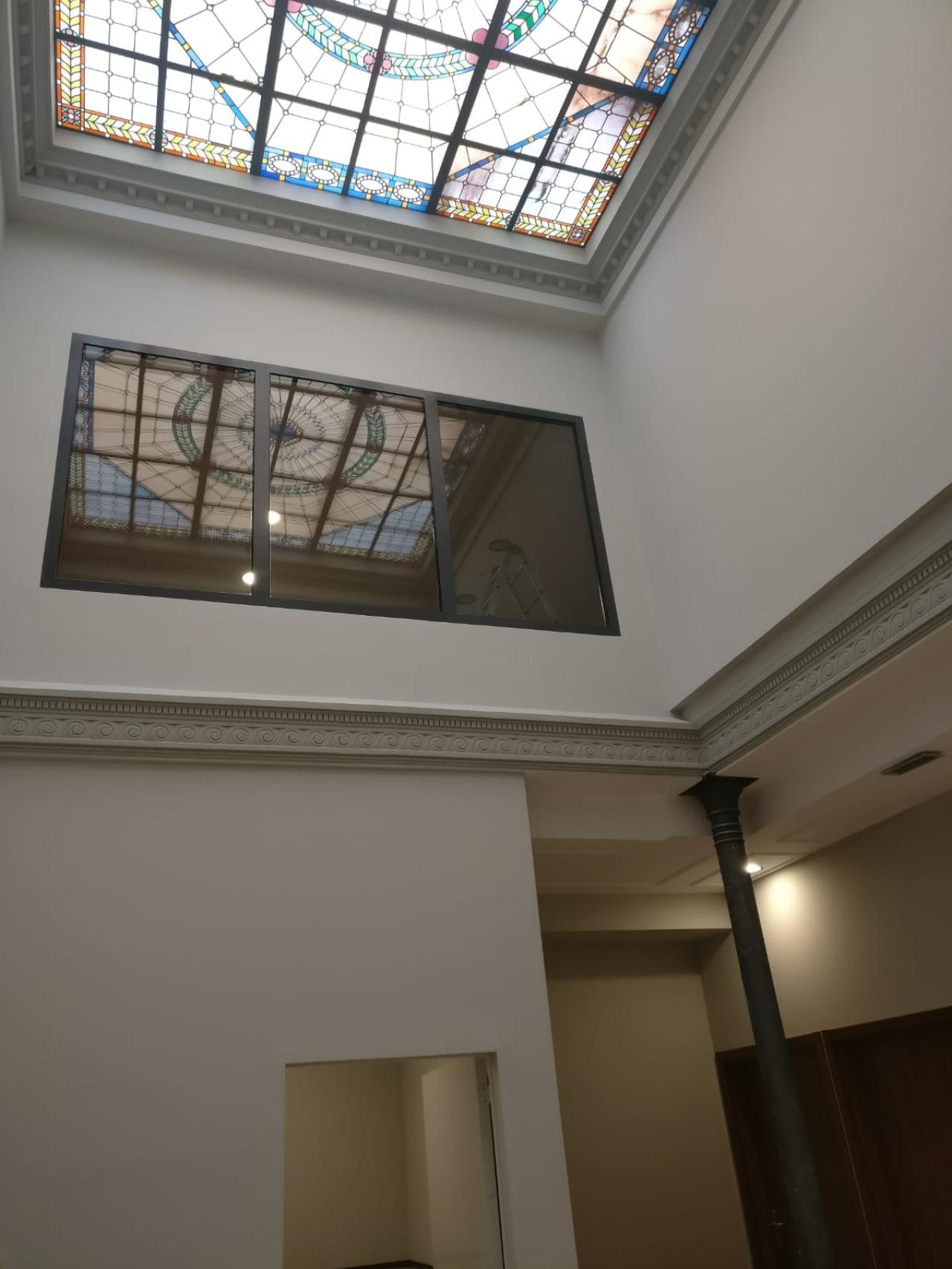 Al ser un edificio histórico, los techos superan los tres metros en algunas estancias.