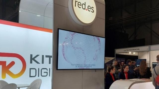 Logo de Red.es en el stand que la entidad pública instalado en la edición 2023 de Fitur.