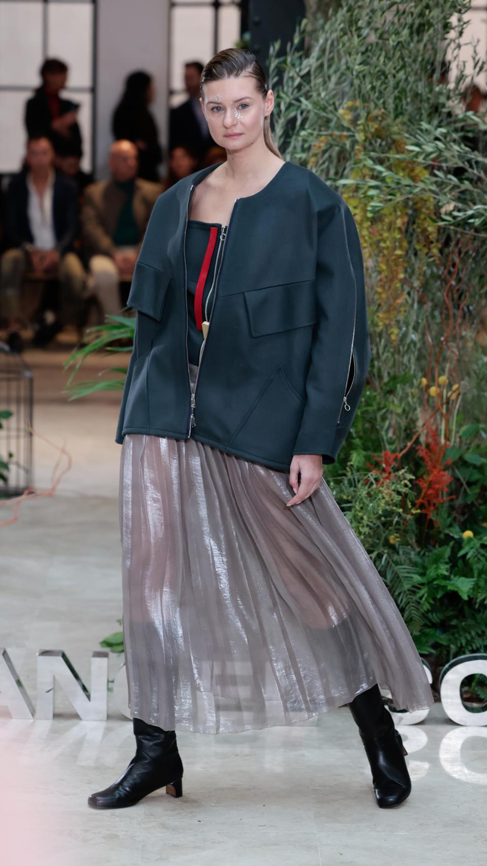 Falda metalizada en el desfile de Ángel Schlesser