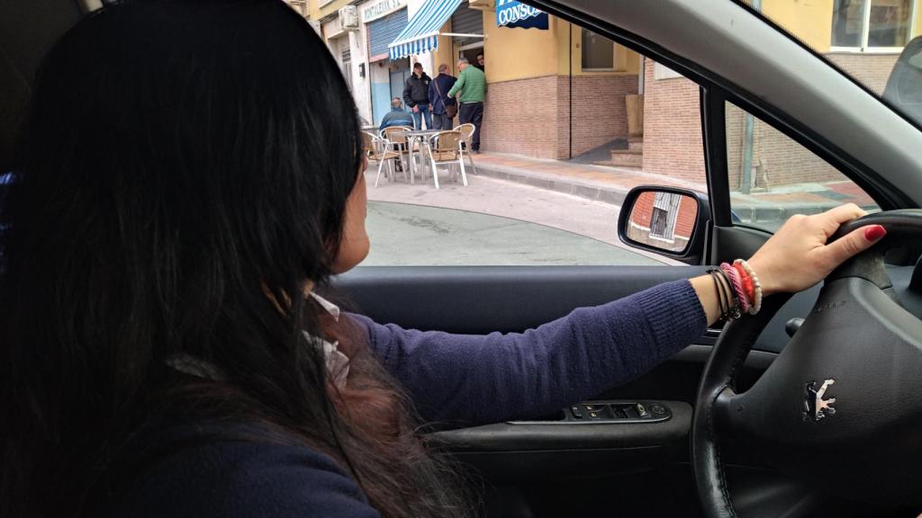 Los clientes de un bar próximo al Barrio de Fátima, este miércoles, observando de Chus al volante del 'coche de los muertos'.