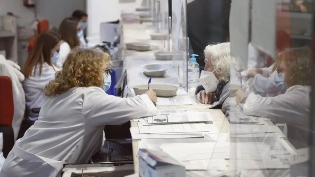 Un mostrador de un centro de salud, en imagen de archivo.