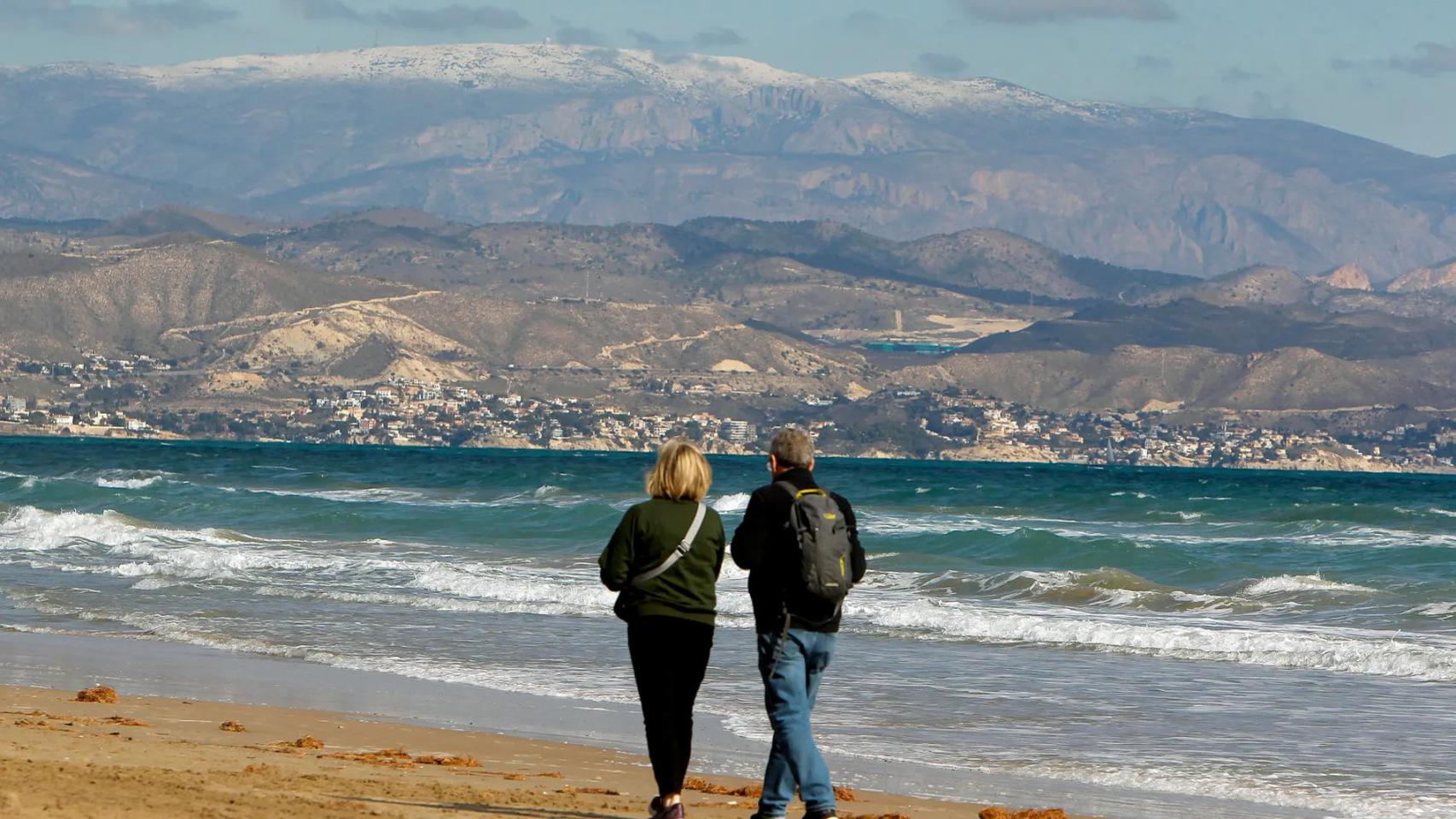 Imagen de la sierra de Aitana nevada vista desde la playa de San Juan de Alicante, este lunes
