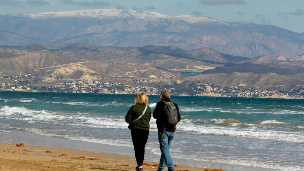 Imagen de la sierra de Aitana nevada vista desde la playa de San Juan de Alicante, este lunes