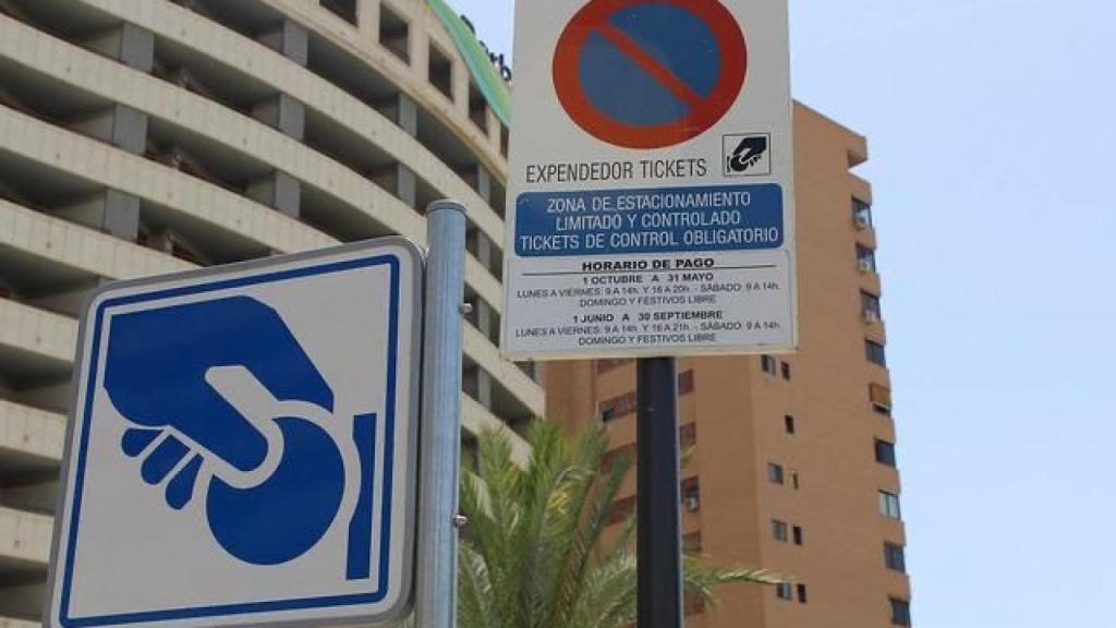 Imagen de los carteles informativos de la zona azul de estacionamiento en Benidorm.
