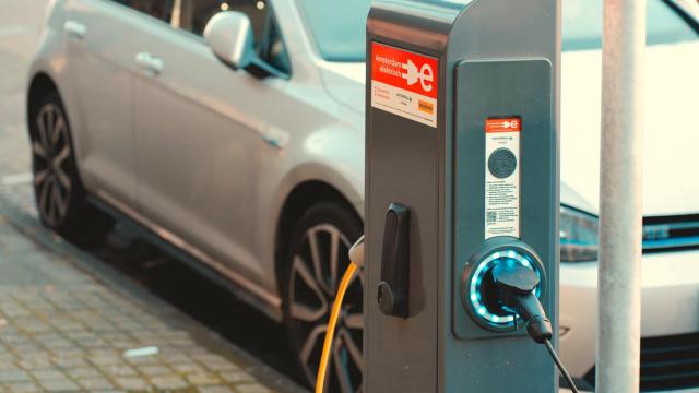 El vehículo eléctrico, en la imagen un lugar de carga, aún va despacio en España.