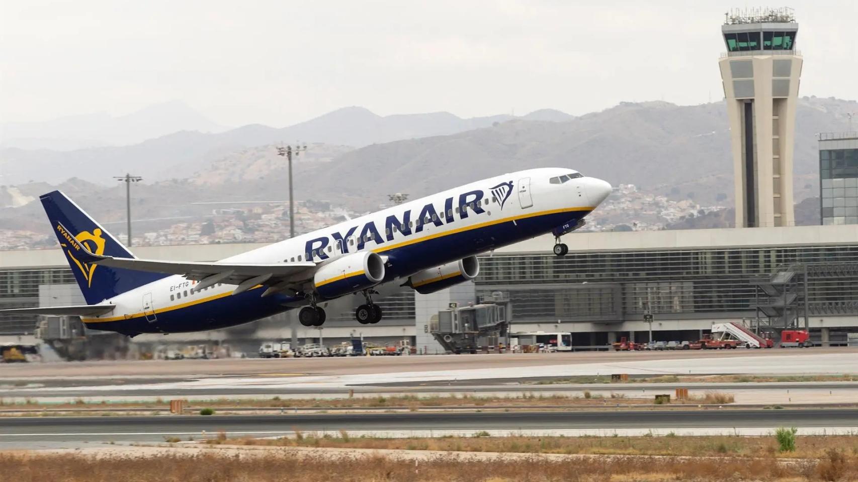 Un avión de Ryanair en el aeropuerto de Málaga.