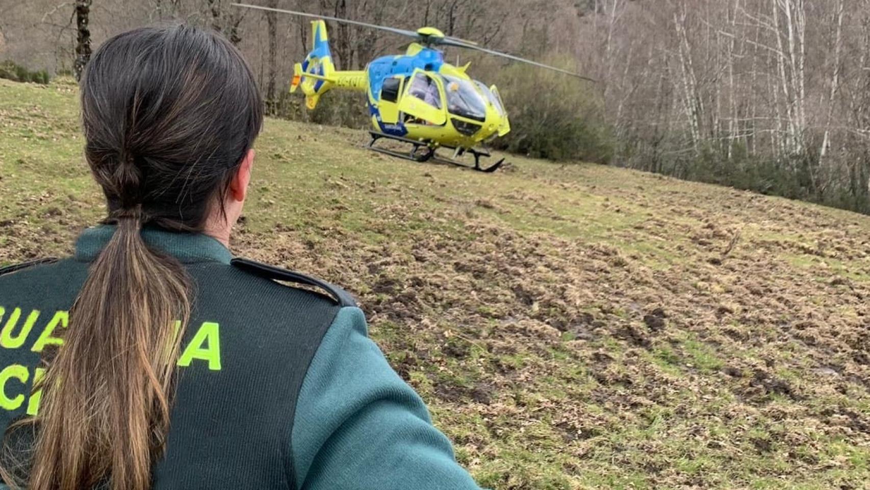 Una agente de la Guardia Civil, de espaldas.