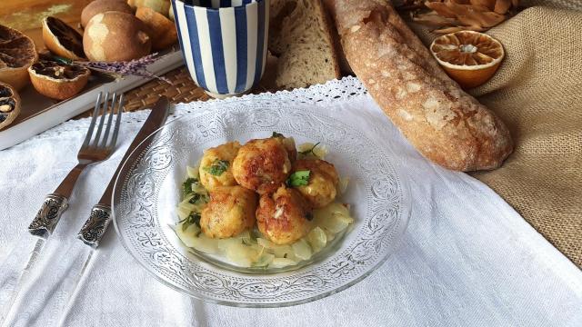 Albóndigas de bacalao con huevo, una receta reconfortante que te sabrá a abuela