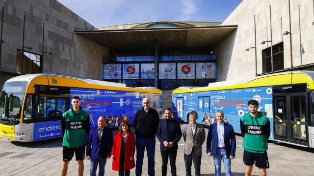 Presentación de los autobuses que estarán en Badalona.