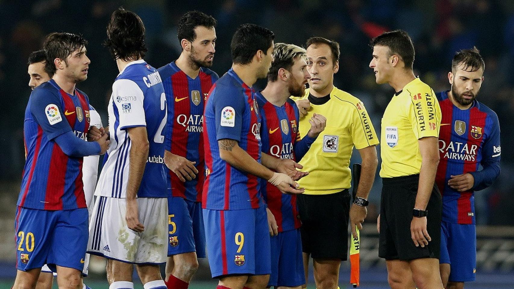Protestas de los jugadores del Barça al árbitro durante un partido de Liga de 2016