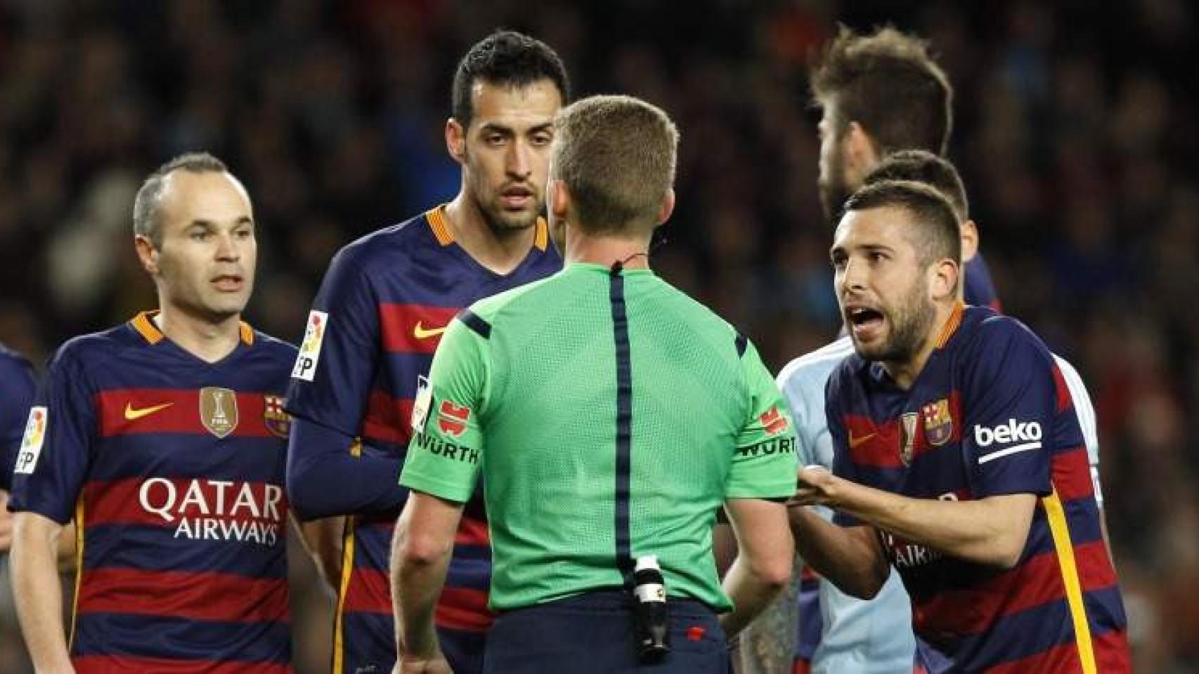 Los jugadores del Barça protestan a Hernández Hernández por un penalti pitado en febrero de 2016