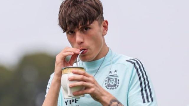 Alejandro Garnacho tomando mate