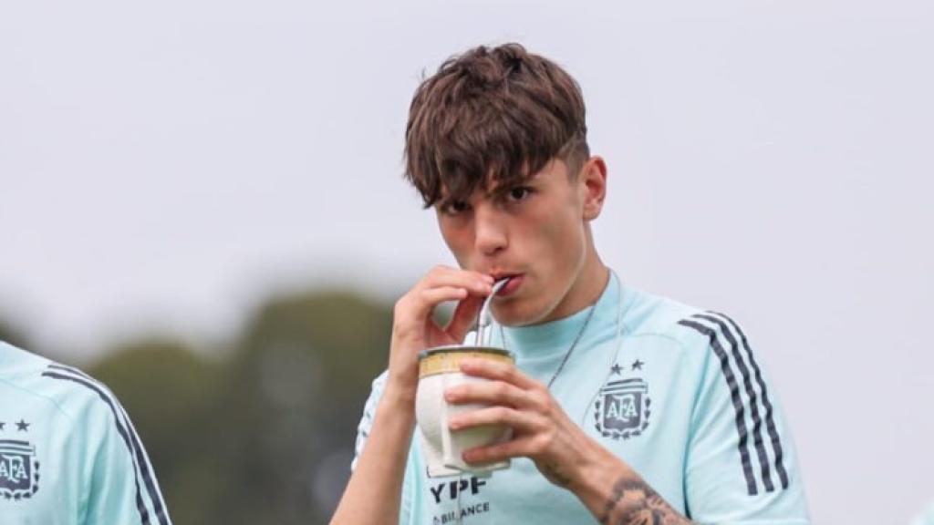 Alejandro Garnacho tomando mate