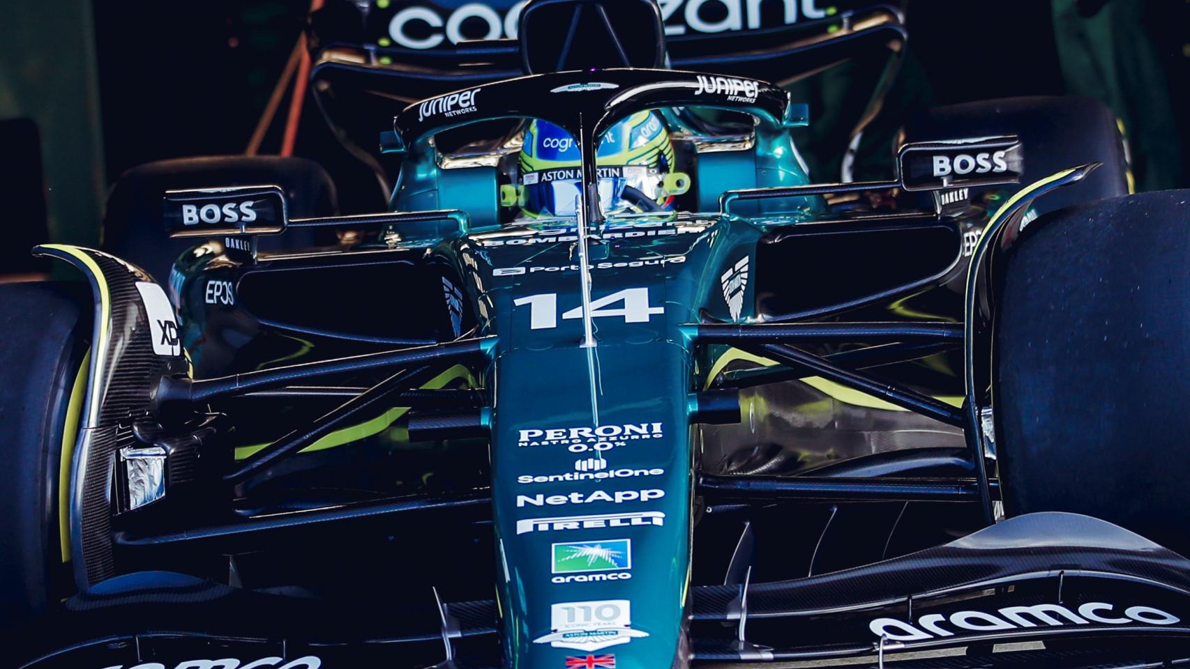 Fernando Alonso rodando con el AMR23 en Silverstone