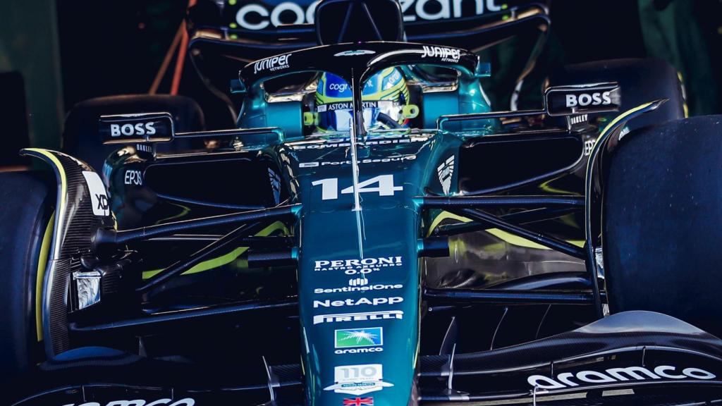 Fernando Alonso rodando con el AMR23 en Silverstone
