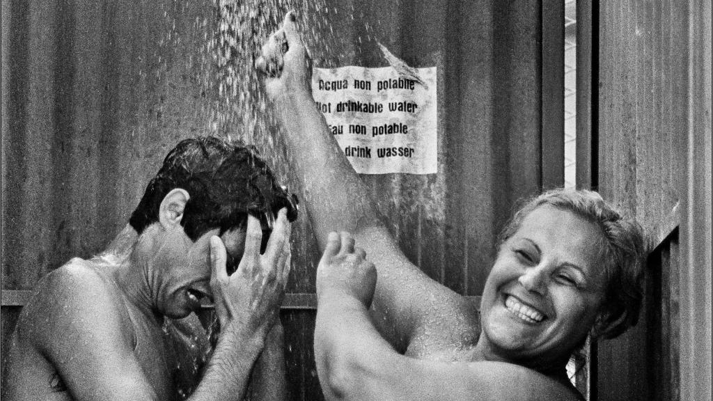 Letizia Battaglia: 'Ferragosto a Mondello'. Palermo, 1982 (Francesco Pantaleone). Foto: cortesía del Archivo Letizia Battaglia y Francesco Pantaleone