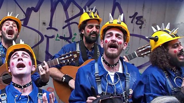 La chirigota callejera 'Los masoquistas' interpreta en las calles de Cádiz el personaje de un obrero de derechas