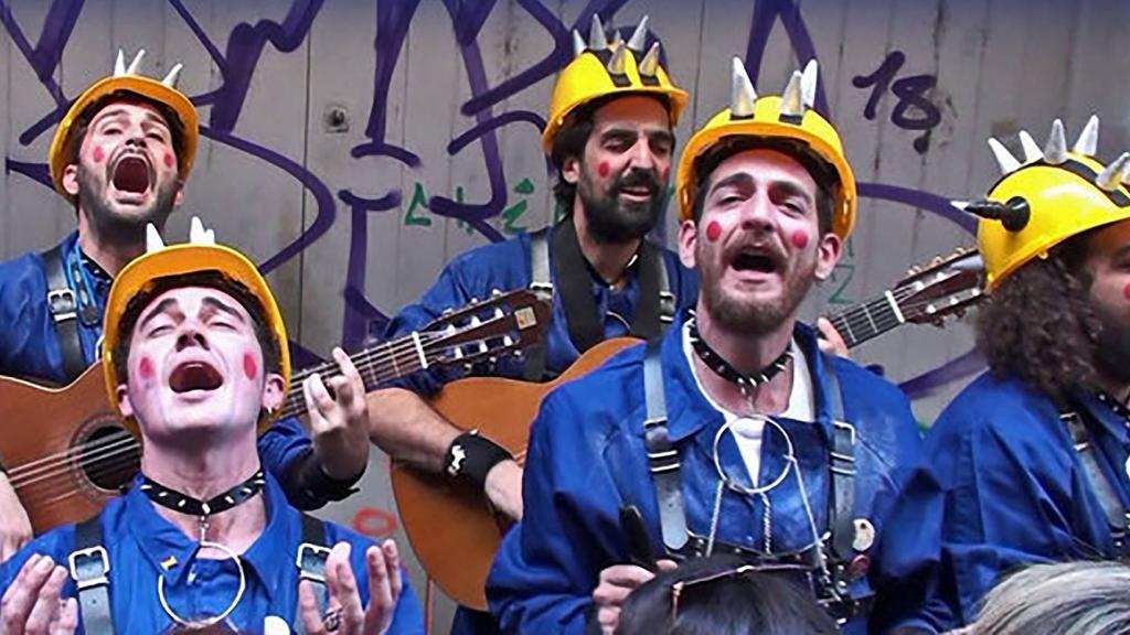 La chirigota callejera 'Los masoquistas' interpreta en las calles de Cádiz el personaje de un obrero de derechas
