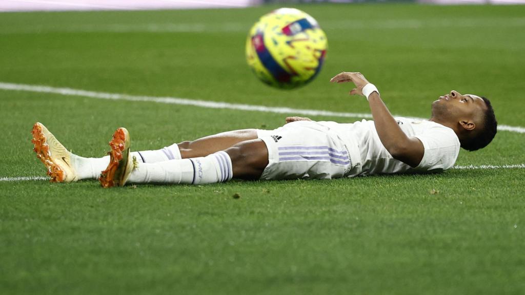 Rodrygo, en el suelo, se lamenta de una ocasión fallada.