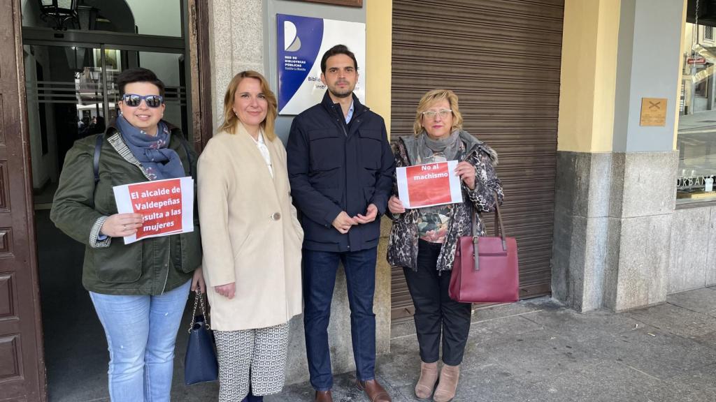 Cándida Tercero y Santiago Serrano, en el centro de la imagen, a las puertas del Instituto de la Mujer de Castilla-La Mancha.