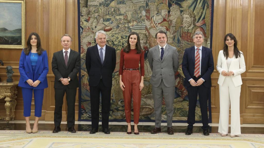 De izda. a dcha., se encuentran: Lucía Fernández, redactora de Sociedad de Antena 3 Noticias; Lorenzo Cooklin, director general de la Fundación Mutua Madrileña; Ignacio Garralda, presidente del Grupo Mutua y su fundación; S. M. la Reina Doña Letizia; José Creuheras, presidente de Atresmedia y su fundación; Santiago González, director general de Antena 3 Noticias y Esther Vaquero, presentadora de la edición noche de Antena 3 Noticias.