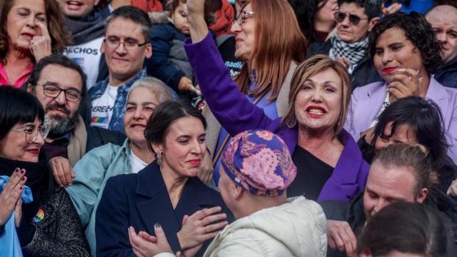 La ministra de Igualdad, Irene Montero, y la activista trans Mar Cambrollé, frente al Congreso el 22 de diciembre.