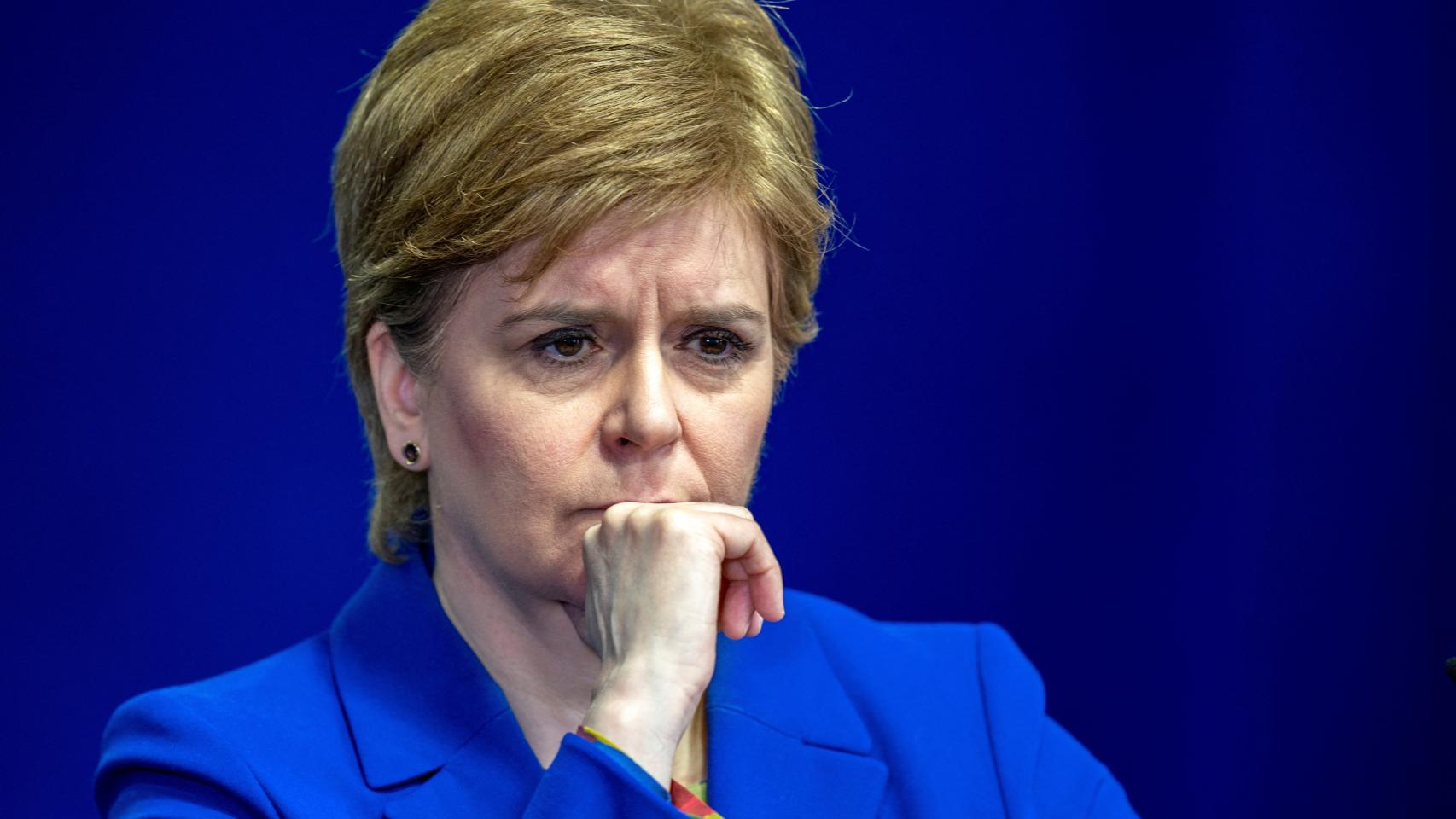La Primera Ministra de Escocia, Nicola Sturgeon, reacciona mientras responde a preguntas sobre asuntos del Gobierno escocés, durante una rueda de prensa.