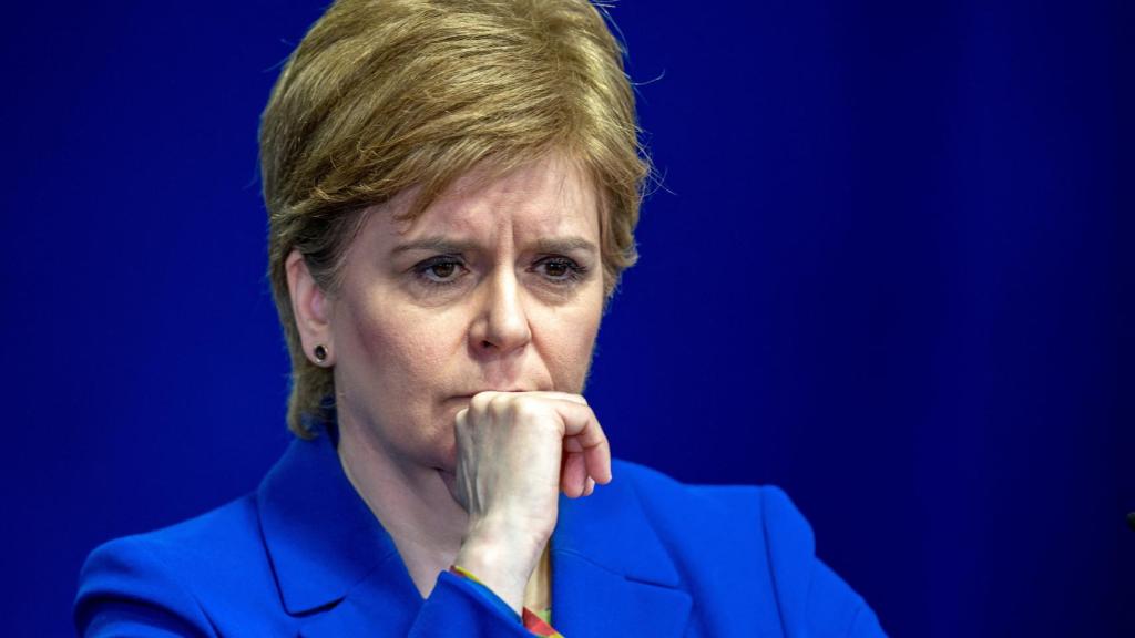 La Primera Ministra de Escocia, Nicola Sturgeon, reacciona mientras responde a preguntas sobre asuntos del Gobierno escocés, durante una rueda de prensa.