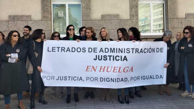 Letrados manifestantes se concentran ante las puertas de la Delegación del Gobierno.