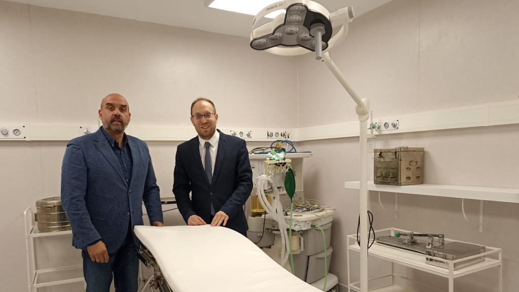 El concejal de los Festejos Taurinos del Carnaval, Ramón Sastre, y el alcalde, Marcos Iglesias, en los nuevos quirófanos de la plaza de toros