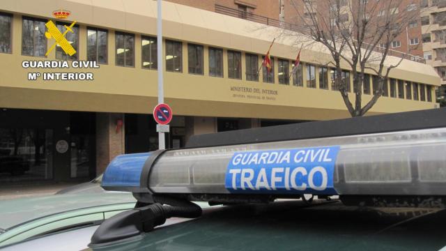Indicativo luminoso de un coche de la Guardia Civil de Tráfico.