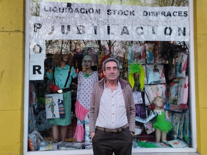 Fernando Galindo a la entrada de su tienda
