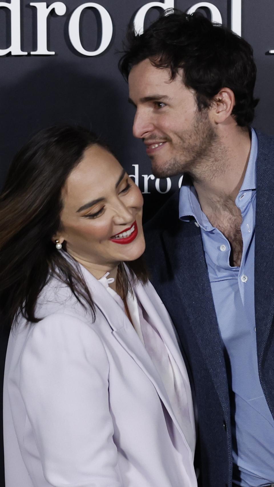 Tamara Falcó e Íñigo Onieva posando, cómplices, ante la prensa.