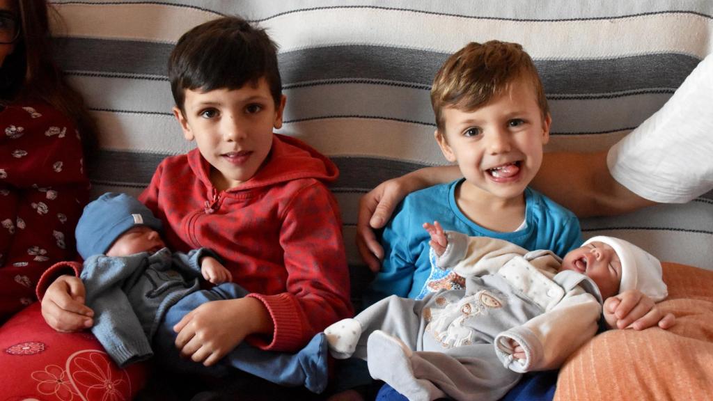 Los hermanos mayores (Héctor y Pablo) con dos de los trillizos