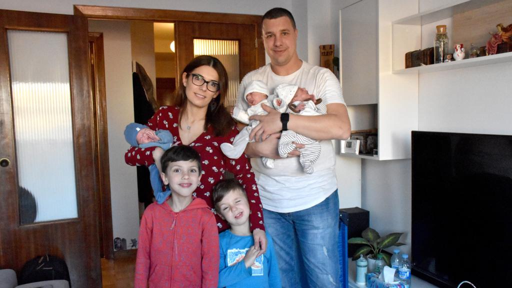 Arantxa Rodríguez, Héctor Borrego, Mateo (6 años) Pablo (4 años) y los trillizos Adrián, Raúl y Hugo