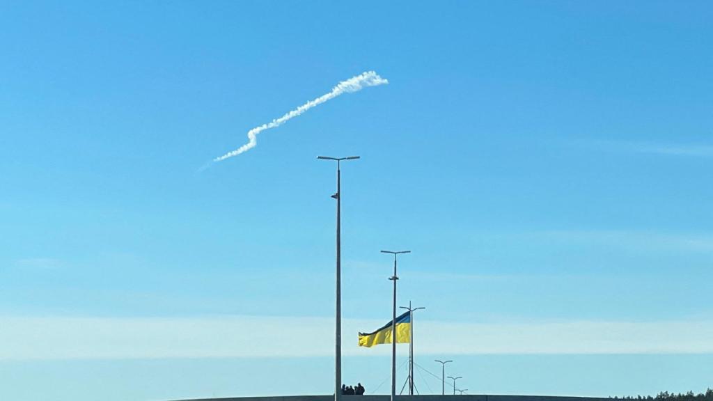 Un rastro de misil en un cielo cerca de Kiev.