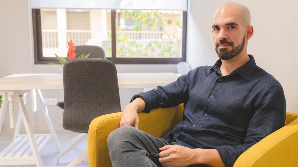 El psicólogo Darío Benítez, en su consulta en Marbella.